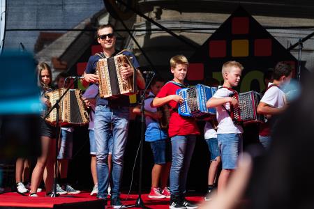 S soncem obsijan drugi festivalski dan 50. Dnevov narodnih noš in oblačilne dediščine v Kamniku (80)